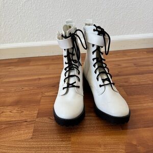 Women's size 8 Juicy Couture White Lace-Up Boots